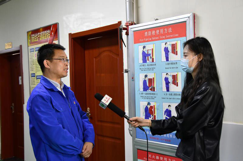 总经理袁东平接受媒体采访 总经理袁东平接受媒体采访